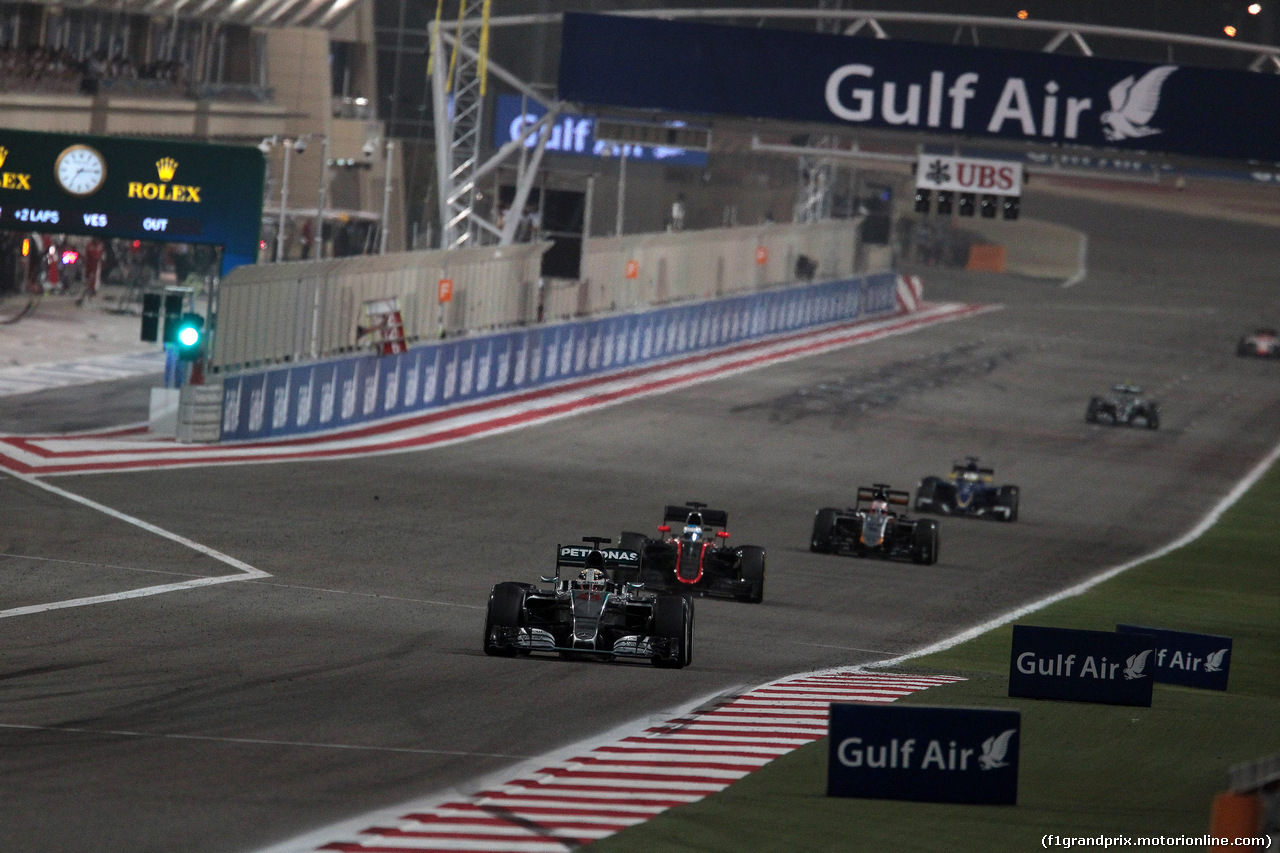 GP BAHRAIN, 19.04.2015 - Gara, Lewis Hamilton (GBR) Mercedes AMG F1 W06 davanti a Fernando Alonso (ESP) McLaren Honda MP4-30