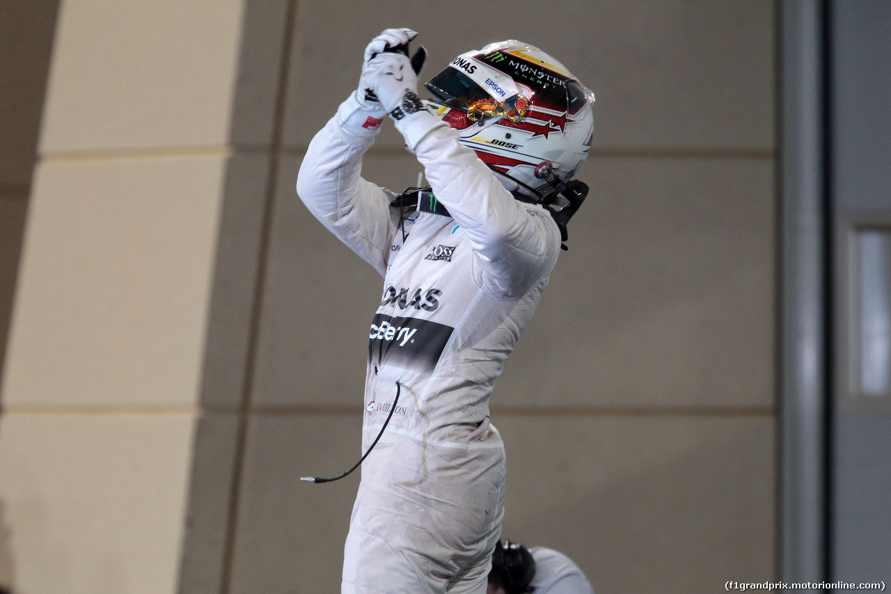 GP BAHRAIN, 19.04.2015 - Gara, 1st position Lewis Hamilton (GBR) Mercedes AMG F1 W06