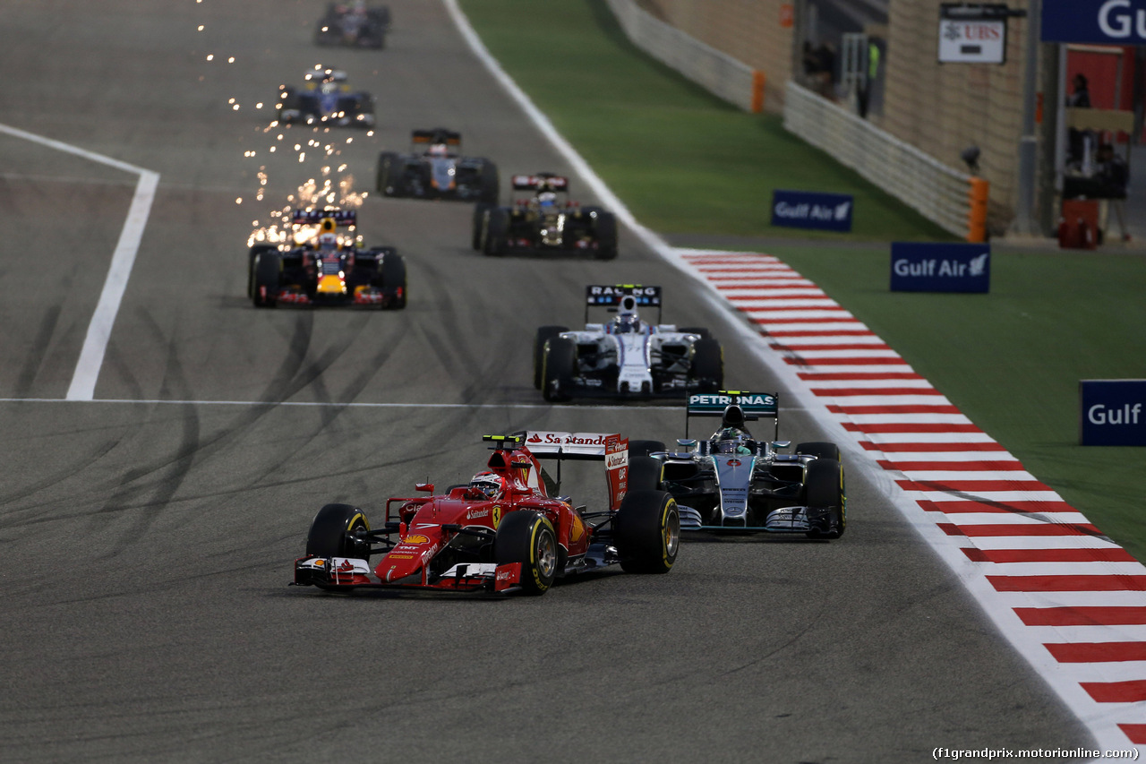 GP BAHRAIN, 19.04.2015 - Gara, Kimi Raikkonen (FIN) Ferrari SF15-T davanti a Nico Rosberg (GER) Mercedes AMG F1 W06