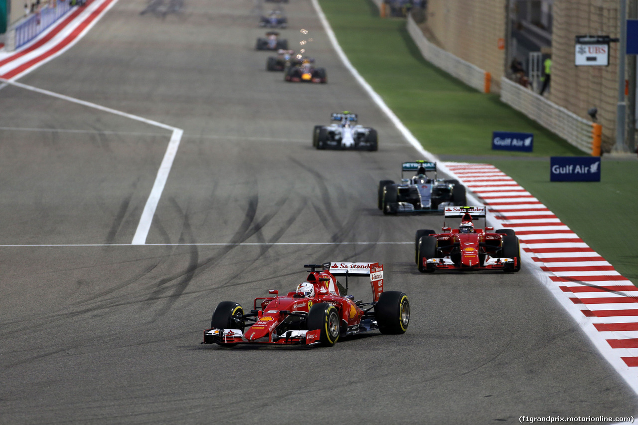 GP BAHRAIN, 19.04.2015 - Gara, Sebastian Vettel (GER) Ferrari SF15-T davanti a Kimi Raikkonen (FIN) Ferrari SF15-T