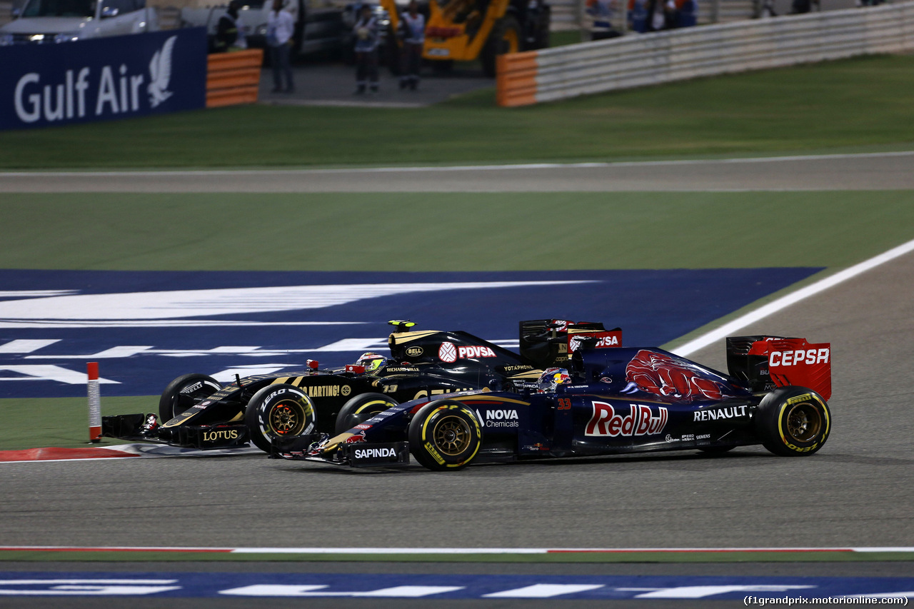 GP BAHRAIN, 19.04.2015 - Gara, Pastor Maldonado (VEN) Lotus F1 Team E23 e Max Verstappen (NED) Scuderia Toro Rosso STR10