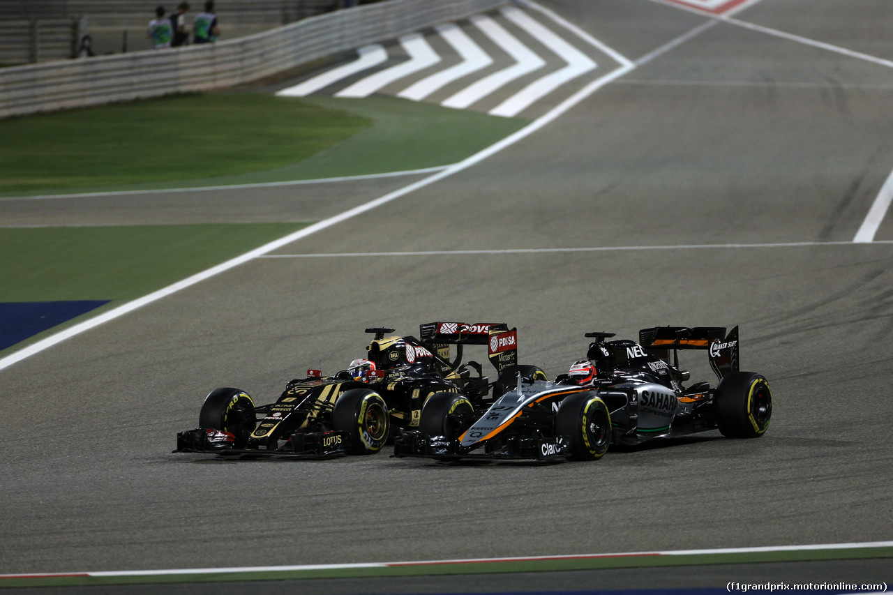 GP BAHRAIN, 19.04.2015 - Gara, Romain Grosjean (FRA) Lotus F1 Team E23 e Nico Hulkenberg (GER) Sahara Force India F1 VJM08