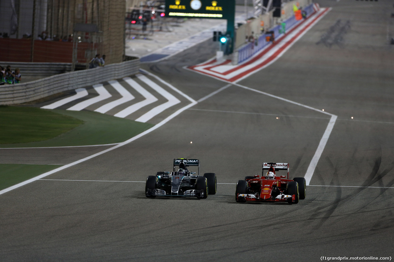 GP BAHRAIN, 19.04.2015 - Gara, Nico Rosberg (GER) Mercedes AMG F1 W06 e Sebastian Vettel (GER) Ferrari SF15-T