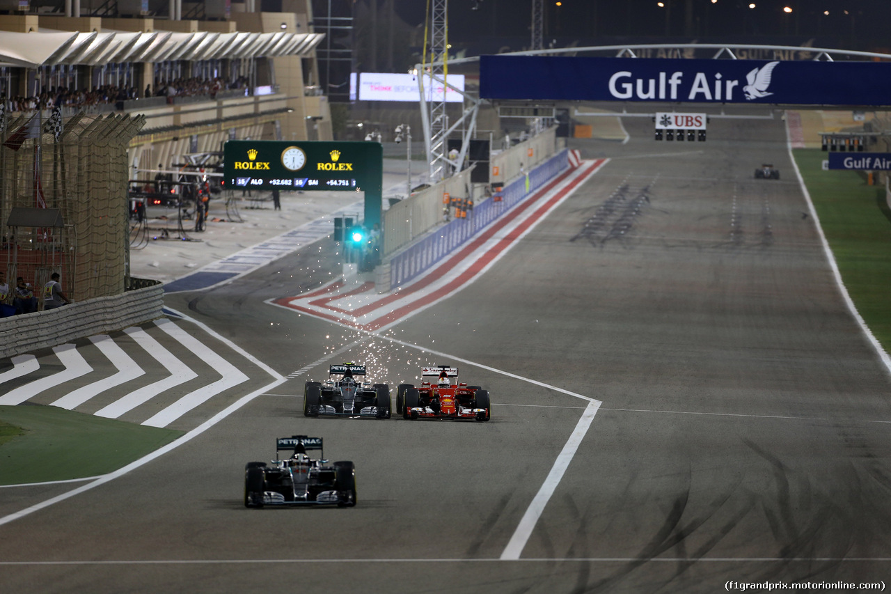 GP BAHRAIN, 19.04.2015 - Gara, Lewis Hamilton (GBR) Mercedes AMG F1 W06 davanti a Nico Rosberg (GER) Mercedes AMG F1 W06 e Sebastian Vettel (GER) Ferrari SF15-T