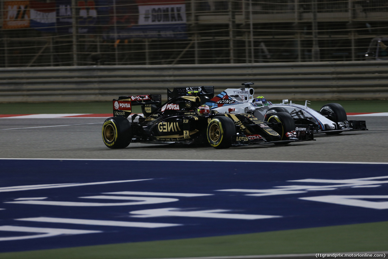 GP BAHRAIN, 19.04.2015 - Gara, Pastor Maldonado (VEN) Lotus F1 Team E23 e Valtteri Bottas (FIN) Williams F1 Team FW37