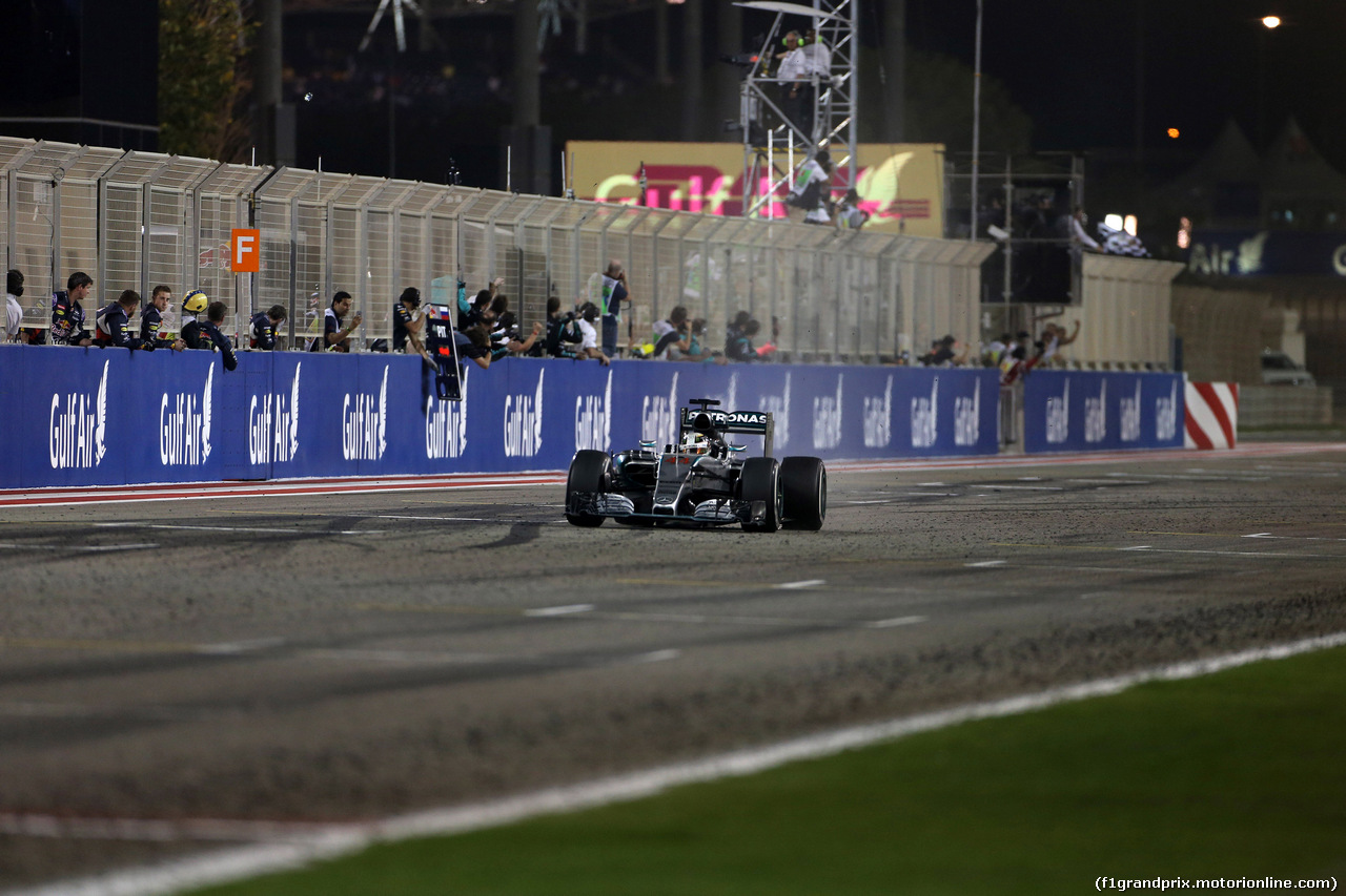 GP BAHRAIN, 19.04.2015 - Gara, 1st position Lewis Hamilton (GBR) Mercedes AMG F1 W06