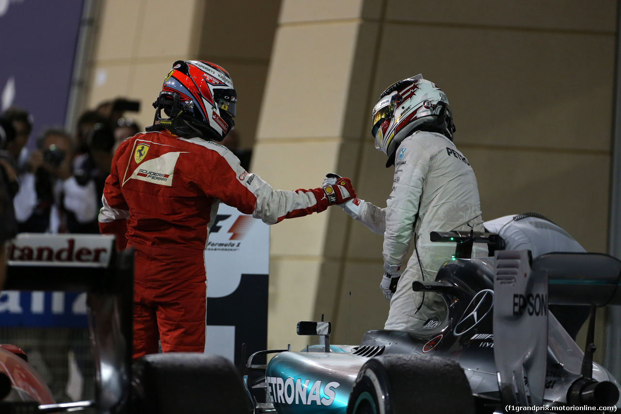 GP BAHRAIN, 19.04.2015 - Gara, 1st position Lewis Hamilton (GBR) Mercedes AMG F1 W06 e secondo Kimi Raikkonen (FIN) Ferrari SF15-T