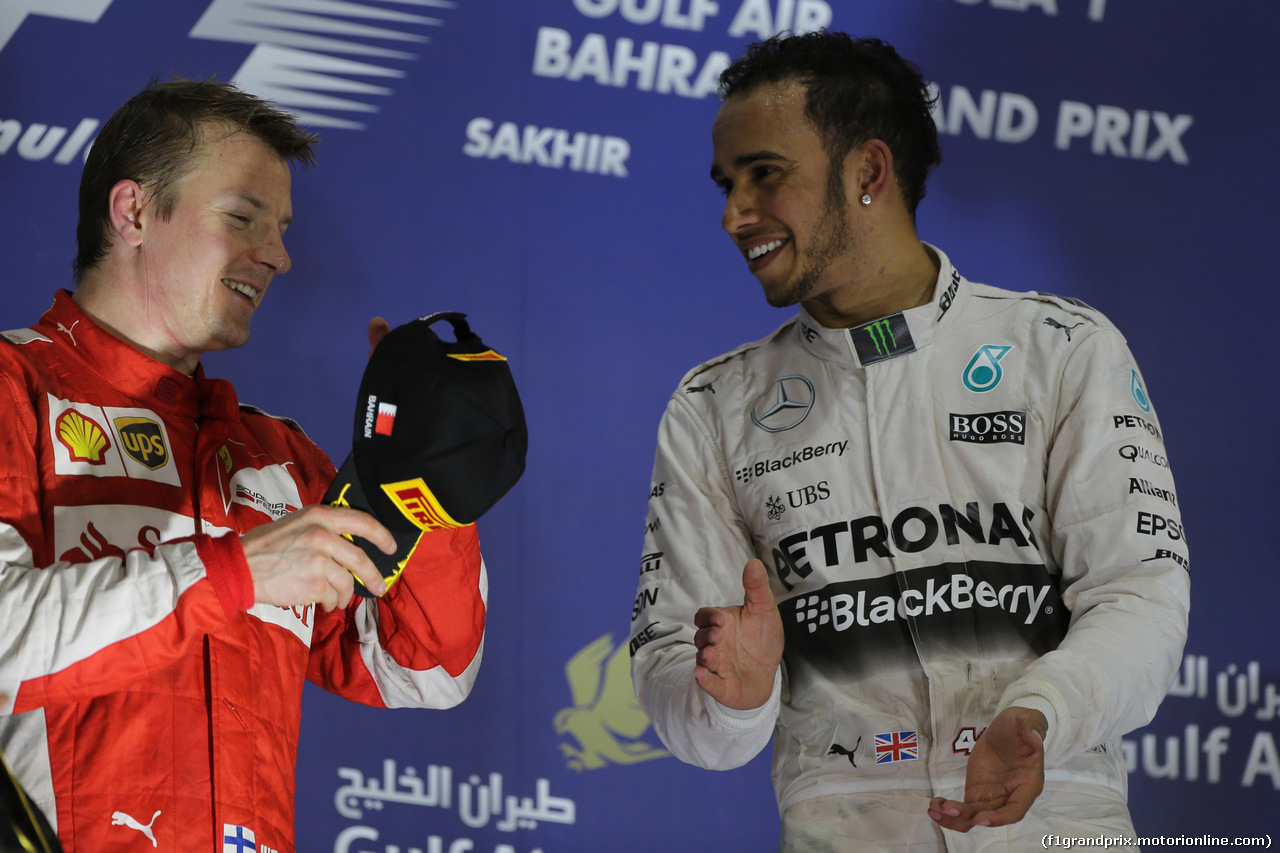 GP BAHRAIN, 19.04.2015 - Gara, 1st position Lewis Hamilton (GBR) Mercedes AMG F1 W06 e secondo Kimi Raikkonen (FIN) Ferrari SF15-T