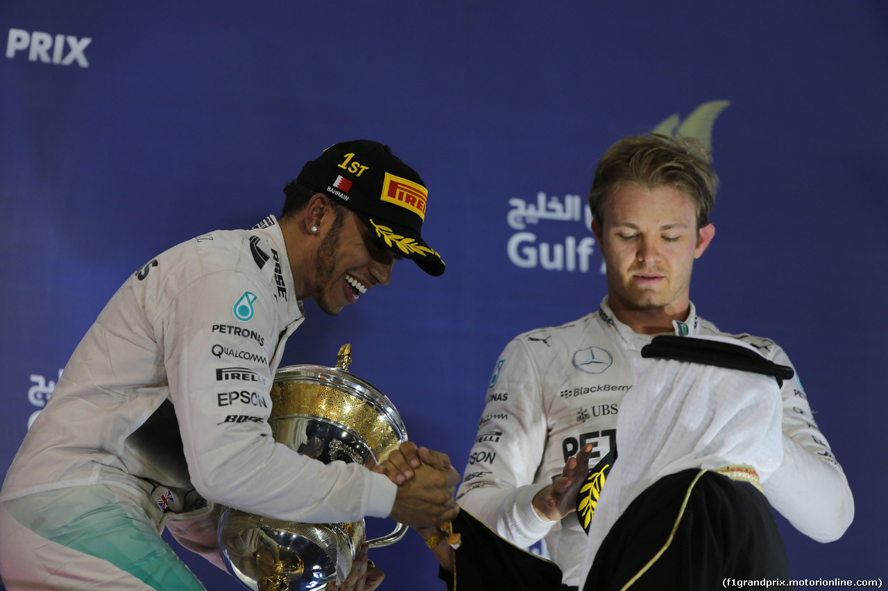 GP BAHRAIN, 19.04.2015 - Gara, 1st position Lewis Hamilton (GBR) Mercedes AMG F1 W06 e terzo Nico Rosberg (GER) Mercedes AMG F1 W06