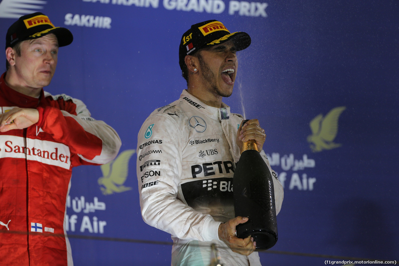 GP BAHRAIN, 19.04.2015 - Gara, 1st position Lewis Hamilton (GBR) Mercedes AMG F1 W06 e secondo Kimi Raikkonen (FIN) Ferrari SF15-T
