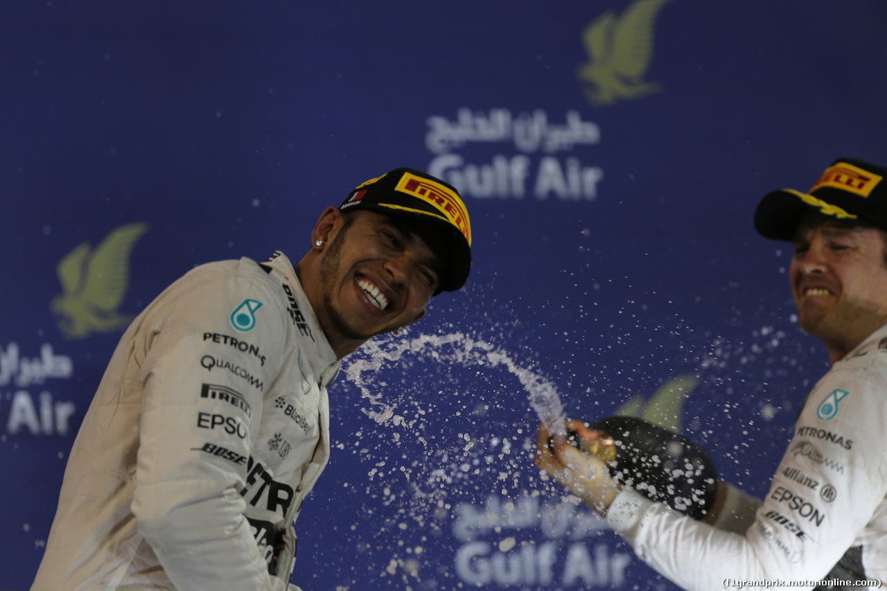 GP BAHRAIN, 19.04.2015 - Gara, 1st position Lewis Hamilton (GBR) Mercedes AMG F1 W06 e terzo Nico Rosberg (GER) Mercedes AMG F1 W06