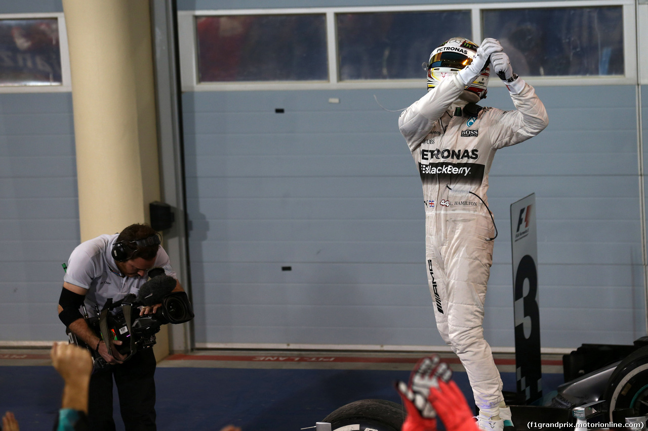 GP BAHRAIN, 19.04.2015 - Gara, 1st position Lewis Hamilton (GBR) Mercedes AMG F1 W06