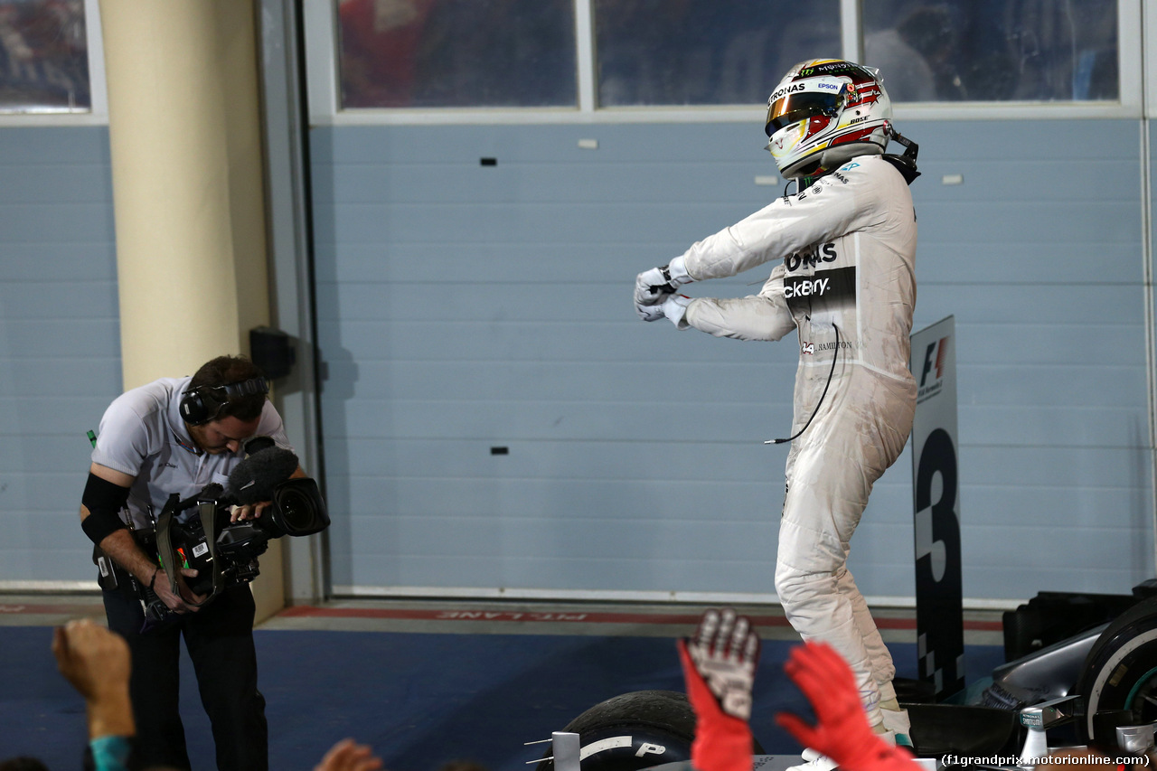 GP BAHRAIN, 19.04.2015 - Gara, 1st position Lewis Hamilton (GBR) Mercedes AMG F1 W06