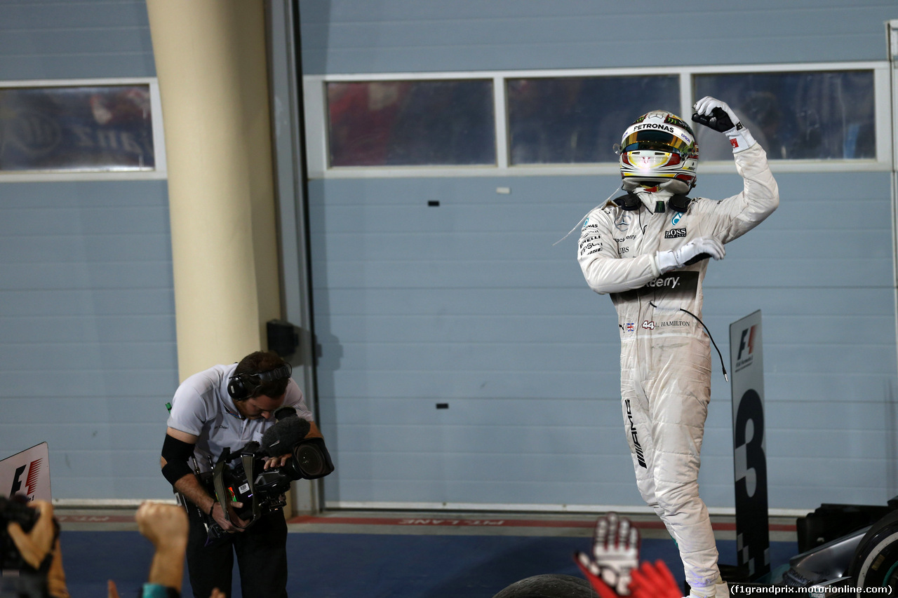 GP BAHRAIN, 19.04.2015 - Gara, 1st position Lewis Hamilton (GBR) Mercedes AMG F1 W06