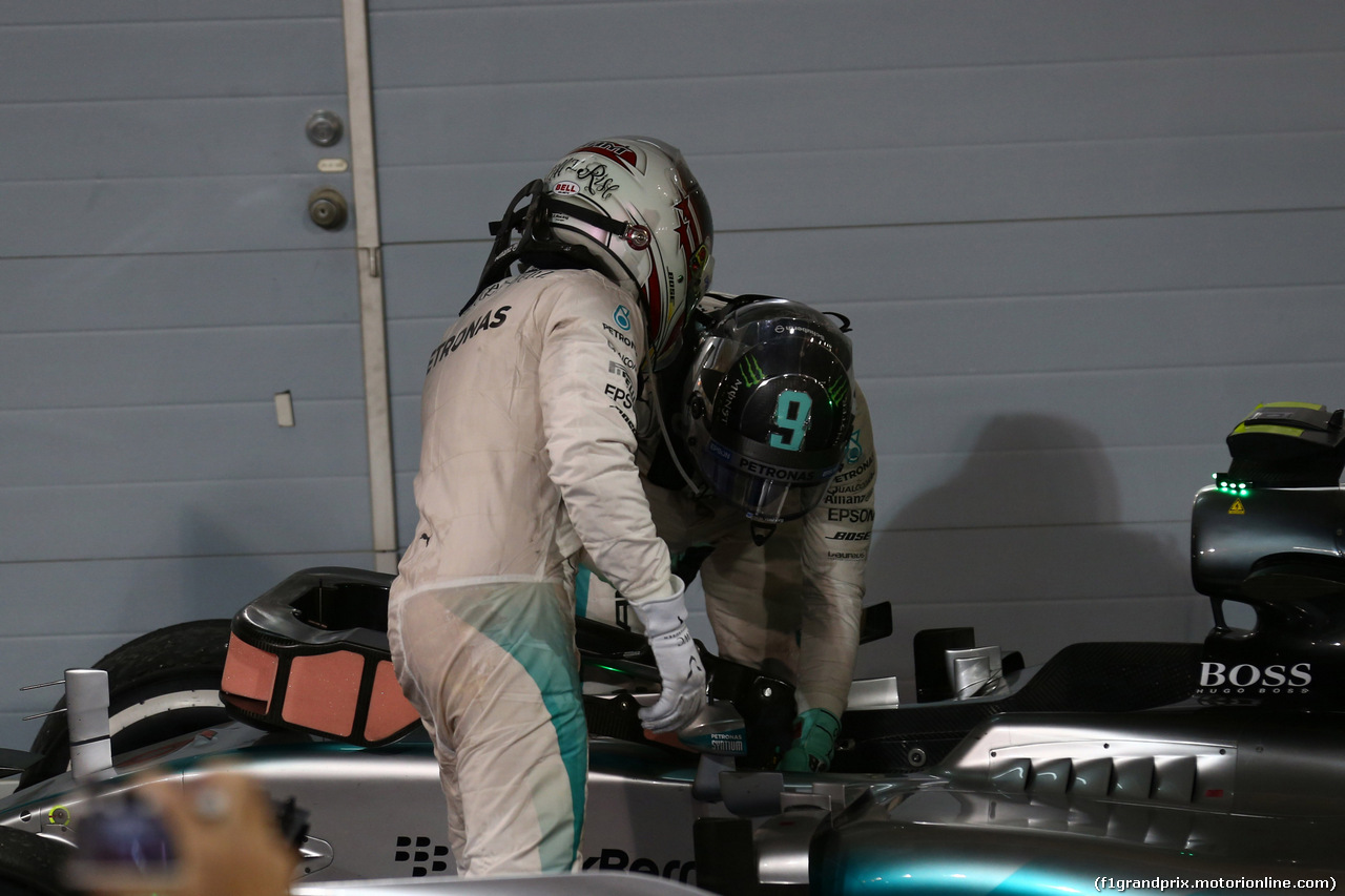 GP BAHRAIN, 19.04.2015 - Gara, 1st position Lewis Hamilton (GBR) Mercedes AMG F1 W06 e terzo Nico Rosberg (GER) Mercedes AMG F1 W06