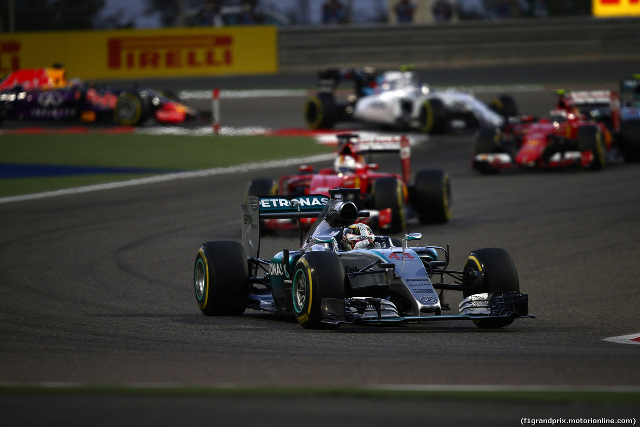 GP BAHRAIN, 19.04.2015 - Gara, Lewis Hamilton (GBR) Mercedes AMG F1 W06 davanti a Sebastian Vettel (GER) Ferrari SF15-T