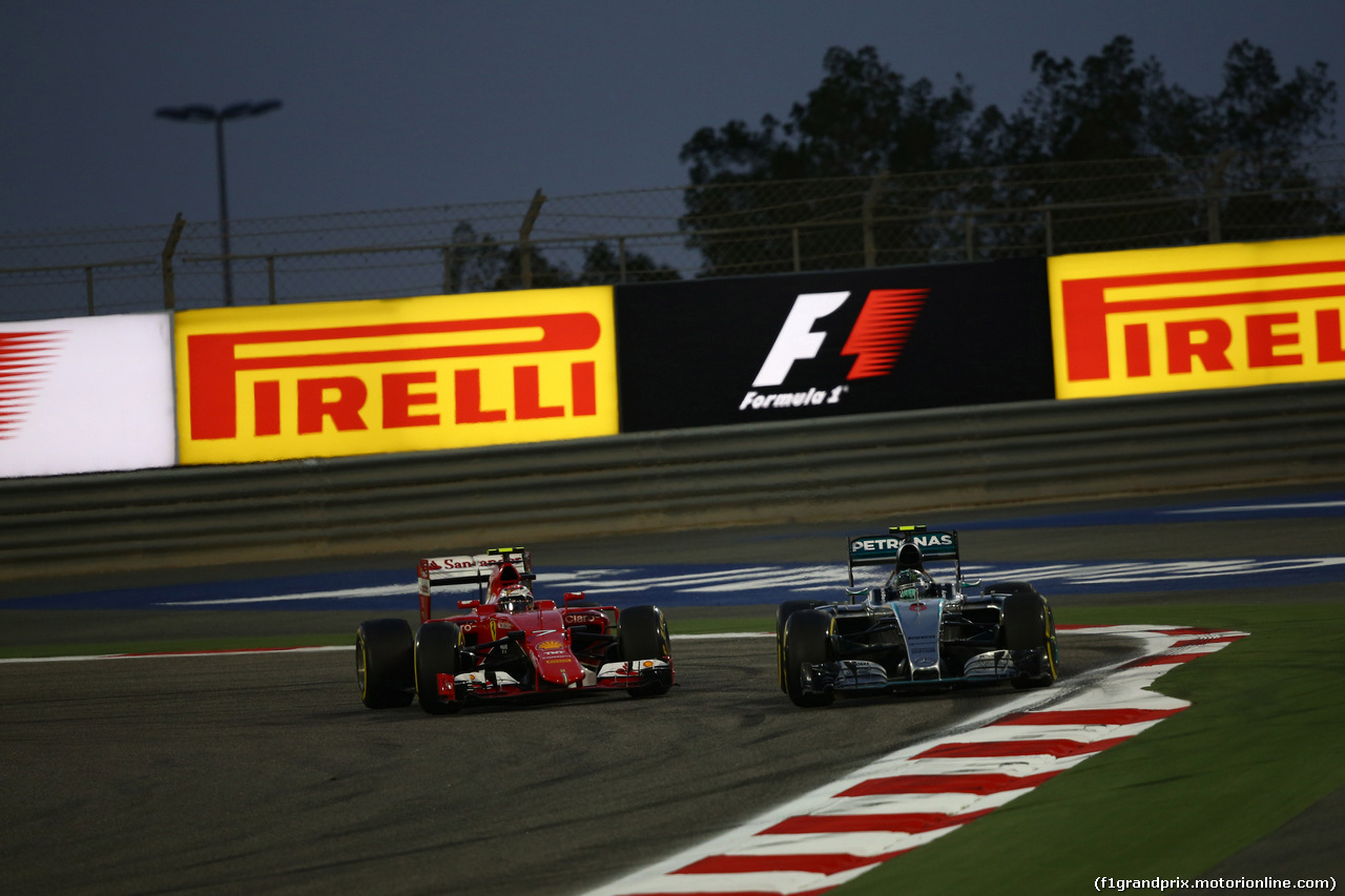 GP BAHRAIN, 19.04.2015 - Gara, Kimi Raikkonen (FIN) Ferrari SF15-T e Nico Rosberg (GER) Mercedes AMG F1 W06