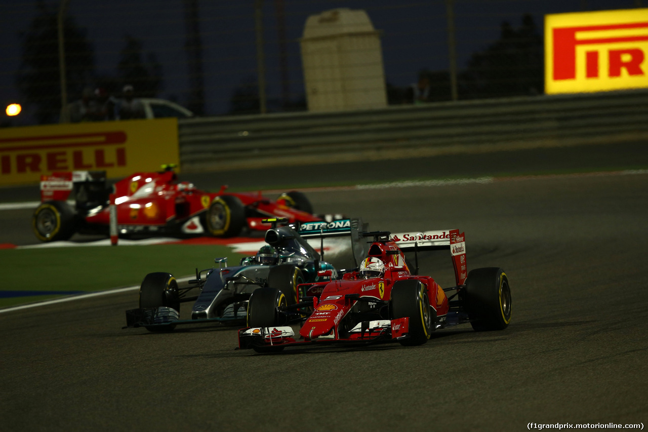 GP BAHRAIN, 19.04.2015 - Gara, Nico Rosberg (GER) Mercedes AMG F1 W06 e Sebastian Vettel (GER) Ferrari SF15-T