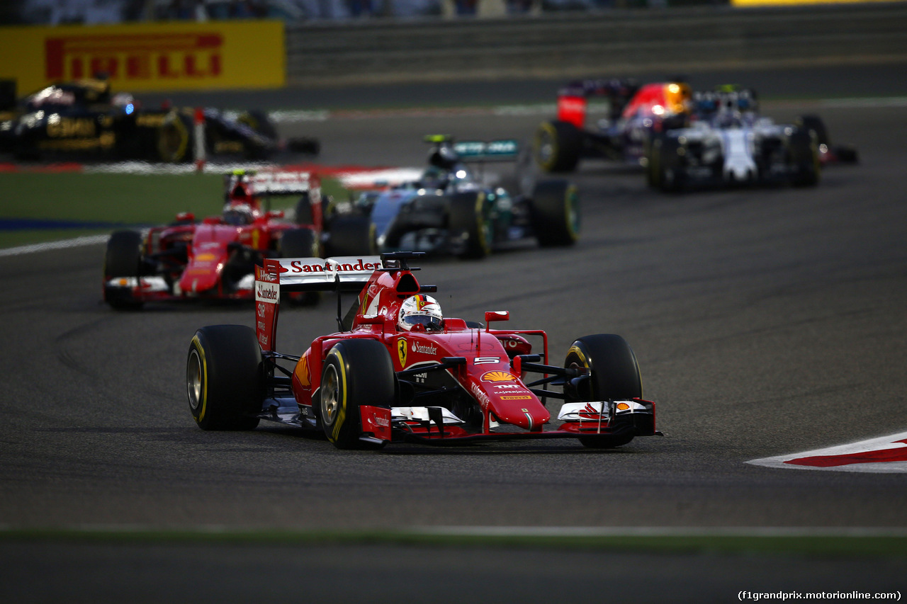 GP BAHRAIN, 19.04.2015 - Gara, Sebastian Vettel (GER) Ferrari SF15-T davanti a Kimi Raikkonen (FIN) Ferrari SF15-T