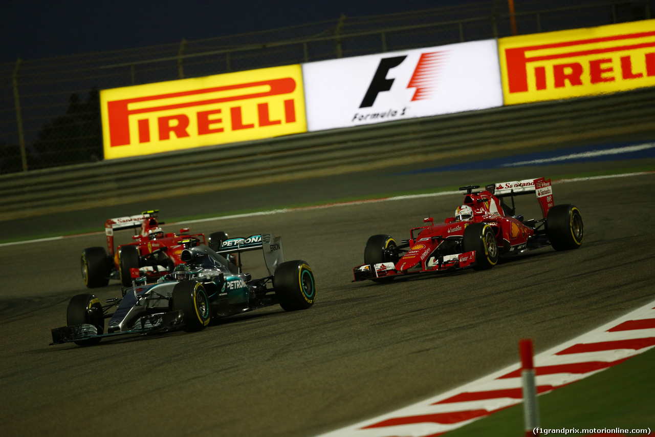 GP BAHRAIN, 19.04.2015 - Gara, Nico Rosberg (GER) Mercedes AMG F1 W06 davanti a Sebastian Vettel (GER) Ferrari SF15-T