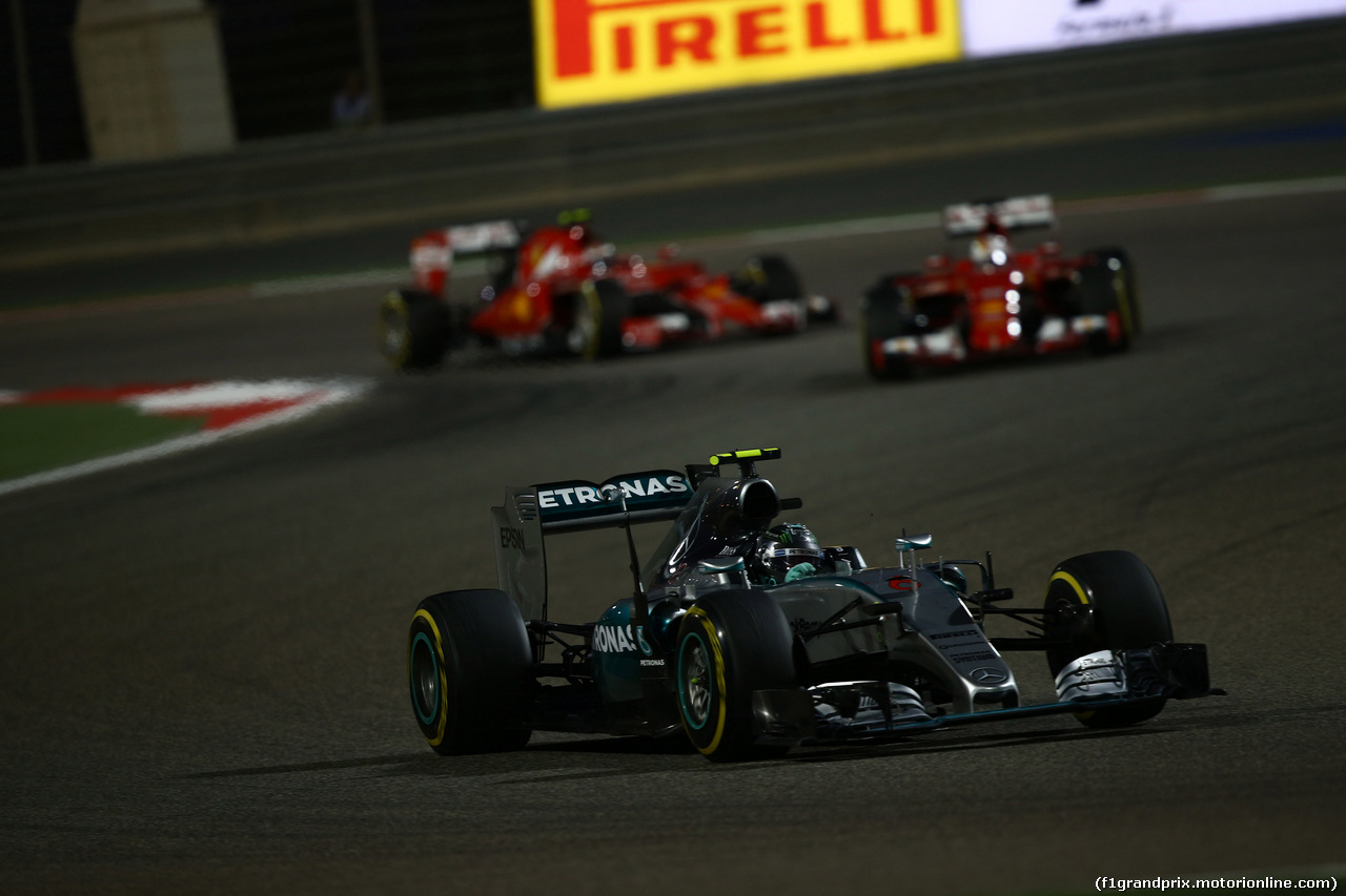 GP BAHRAIN, 19.04.2015 - Gara, Nico Rosberg (GER) Mercedes AMG F1 W06 davanti a Sebastian Vettel (GER) Ferrari SF15-T e Kimi Raikkonen (FIN) Ferrari SF15-T