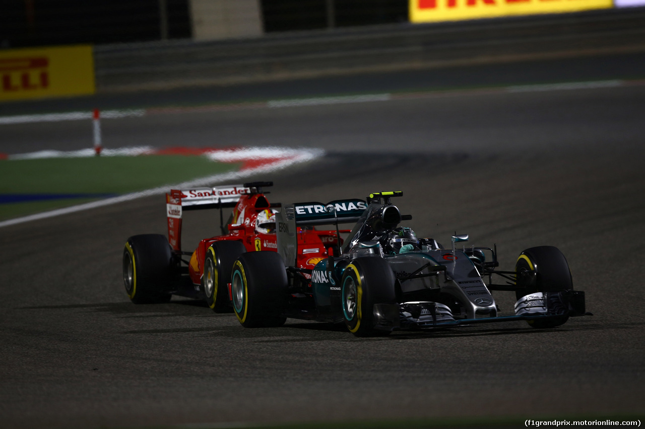 GP BAHRAIN, 19.04.2015 - Gara, Nico Rosberg (GER) Mercedes AMG F1 W06 davanti a Sebastian Vettel (GER) Ferrari SF15-T