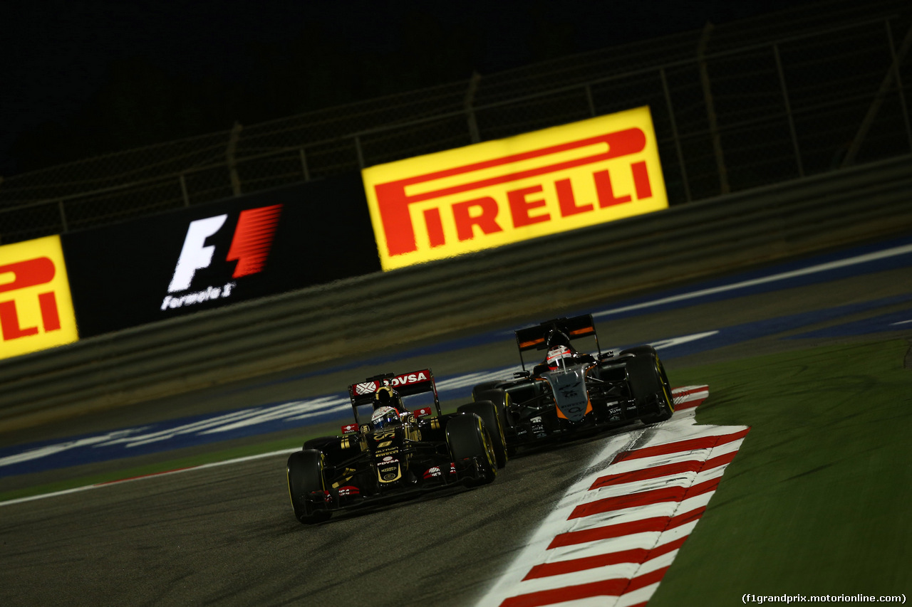 GP BAHRAIN, 19.04.2015 - Gara, Romain Grosjean (FRA) Lotus F1 Team E23 lr Nico Hulkenberg (GER) Sahara Force India F1 VJM08