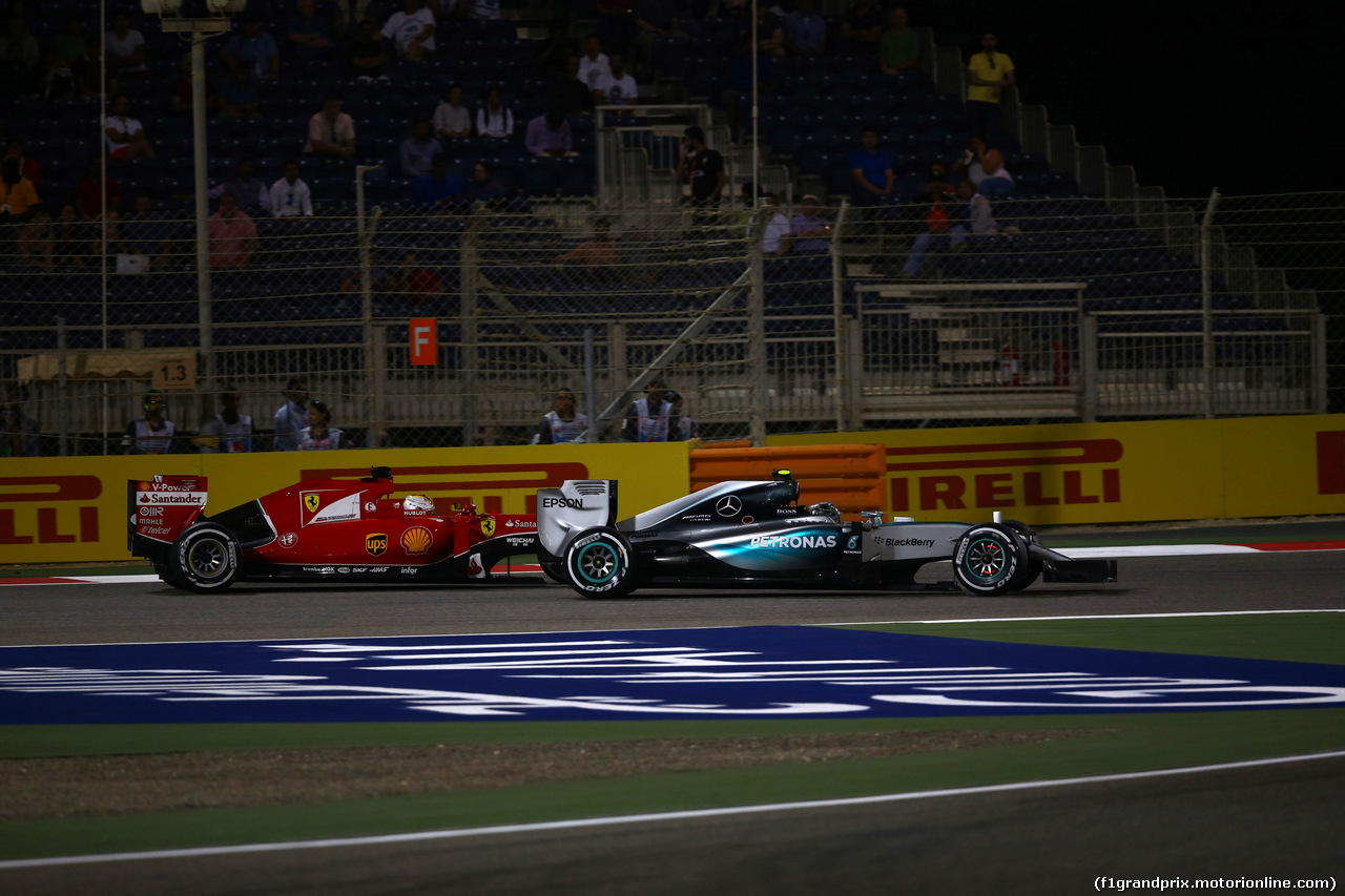 GP BAHRAIN, 19.04.2015 - Gara, Kimi Raikkonen (FIN) Ferrari SF15-T e Lewis Hamilton (GBR) Mercedes AMG F1 W06