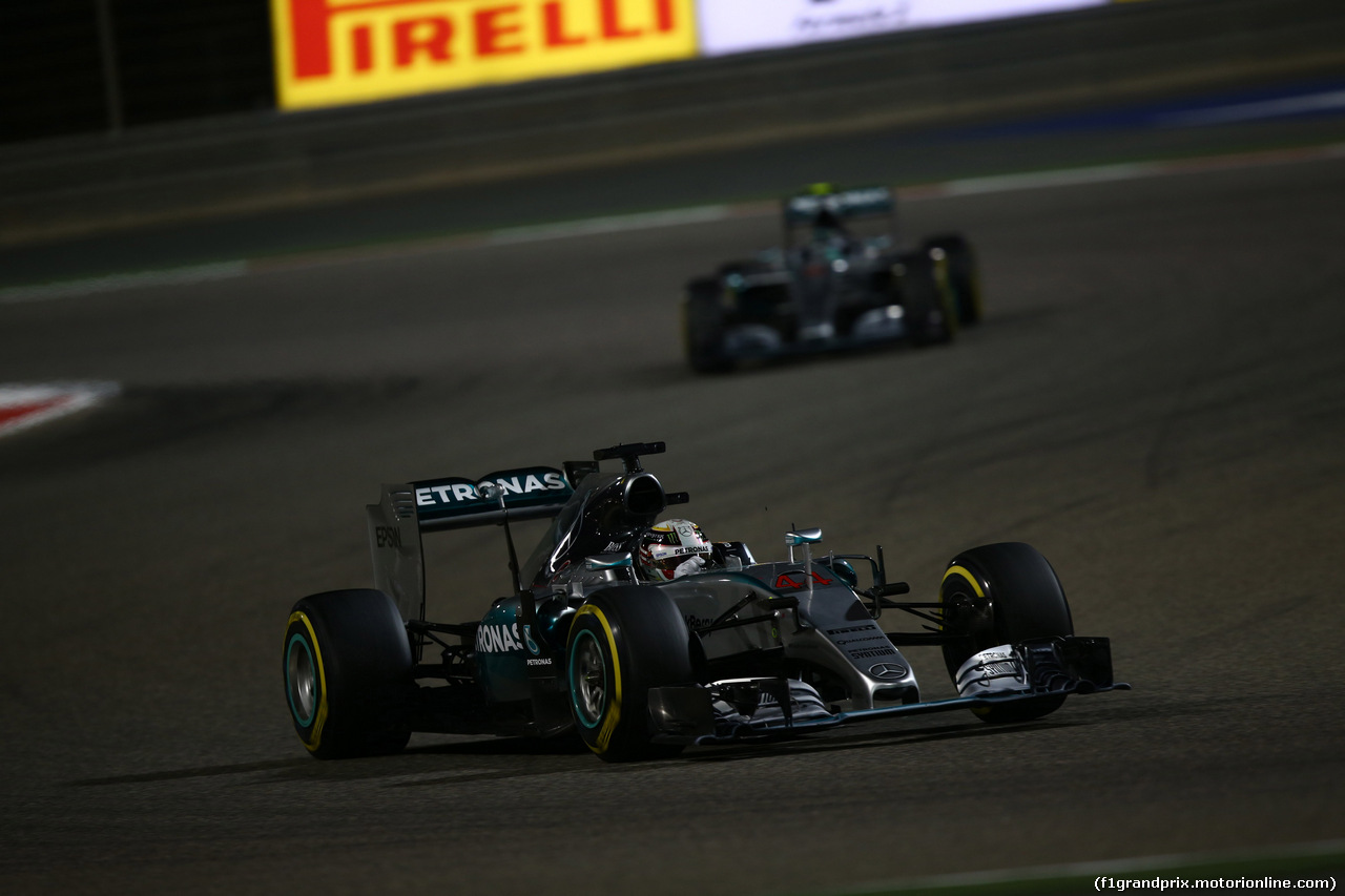 GP BAHRAIN, 19.04.2015 - Gara, Lewis Hamilton (GBR) Mercedes AMG F1 W06 davanti a Nico Rosberg (GER) Mercedes AMG F1 W06