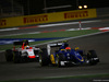 GP BAHRAIN, 19.04.2015 - Gara, Felipe Nasr (BRA) Sauber C34 davanti a Roberto Merhi (ESP) Manor Marussia F1 Team