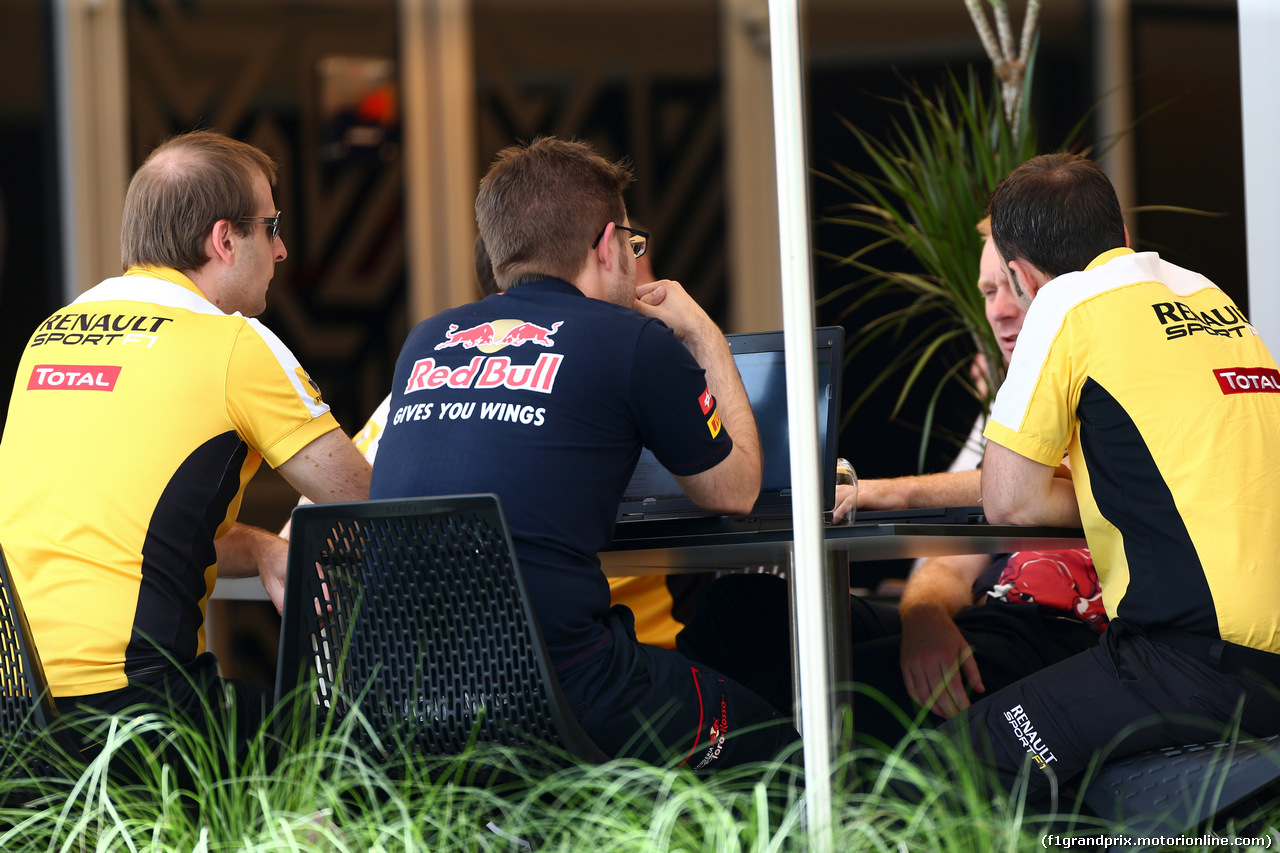 GP BAHRAIN, 16.04.2015 - Renault Sport e Red Bull Team members