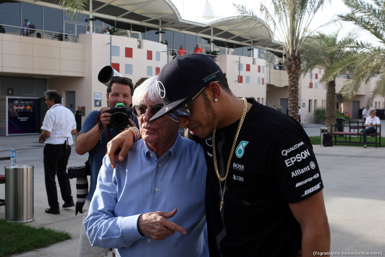 GP BAHRAIN, 16.04.2015 - Bernie Ecclestone (GBR), President e CEO of FOM e Lewis Hamilton (GBR) Mercedes AMG F1 W06