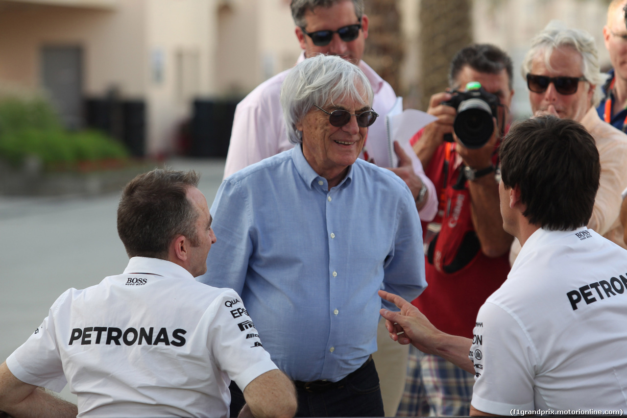 GP BAHRAIN, 16.04.2015 - (L-R) Paddy Lowe (GBR) Mercedes AMG F1 Executive Director, Bernie Ecclestone (GBR), President e CEO of FOM e Toto Wolff (GER) Mercedes AMG F1 Shareholder e Executive Director