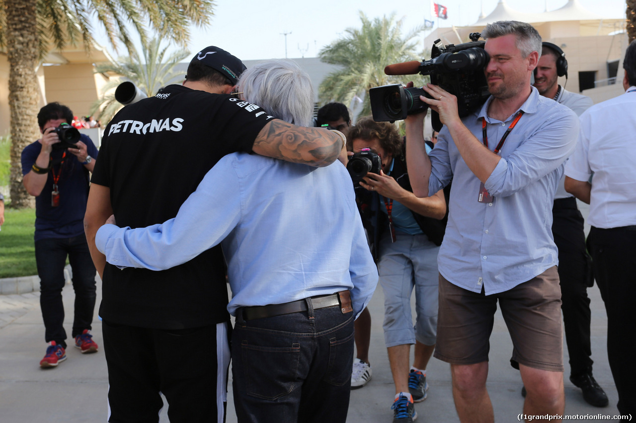 GP BAHRAIN, 16.04.2015 - Lewis Hamilton (GBR) Mercedes AMG F1 W06 e Bernie Ecclestone (GBR), President e CEO of FOM