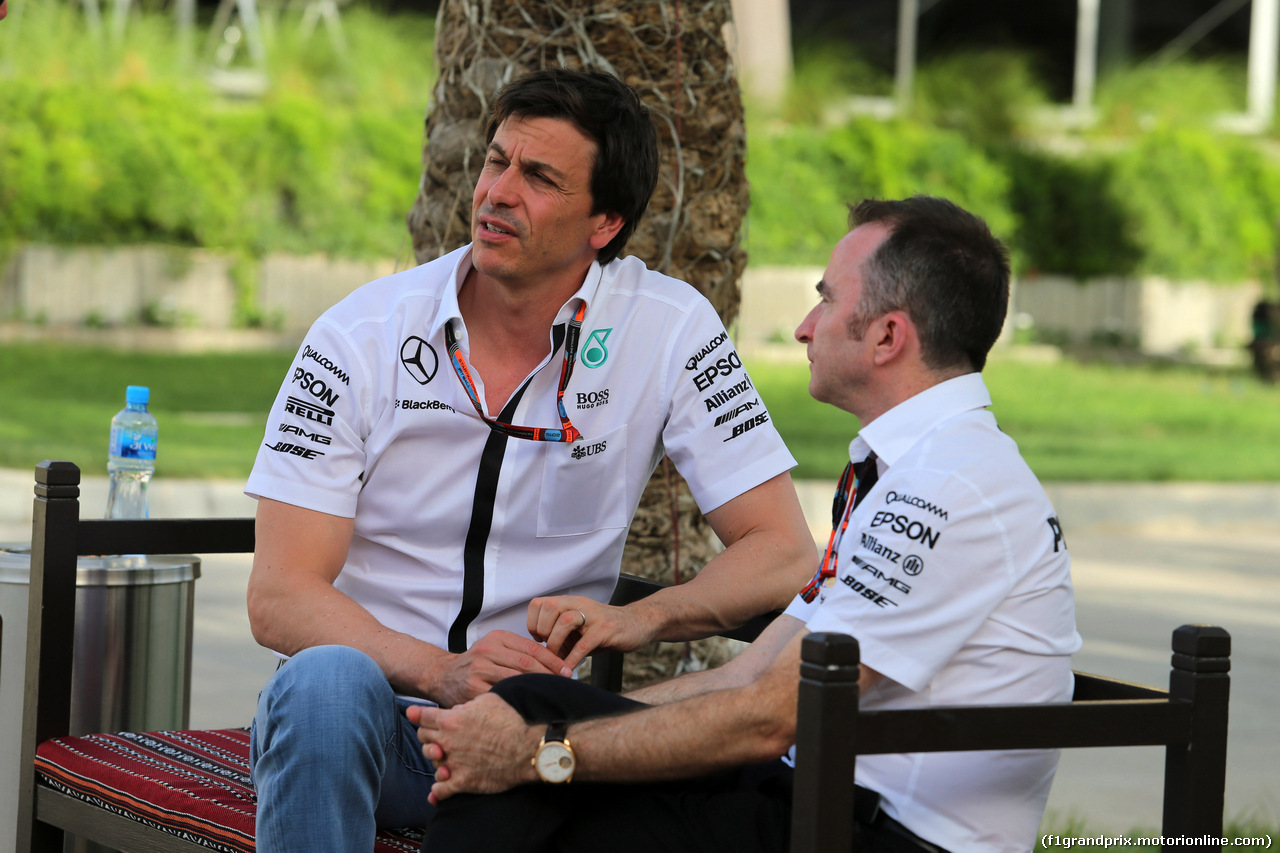 GP BAHRAIN, 16.04.2015 - (L-R) Toto Wolff (GER) Mercedes AMG F1 Shareholder e Executive Director e Paddy Lowe (GBR) Mercedes AMG F1 Executive Director
