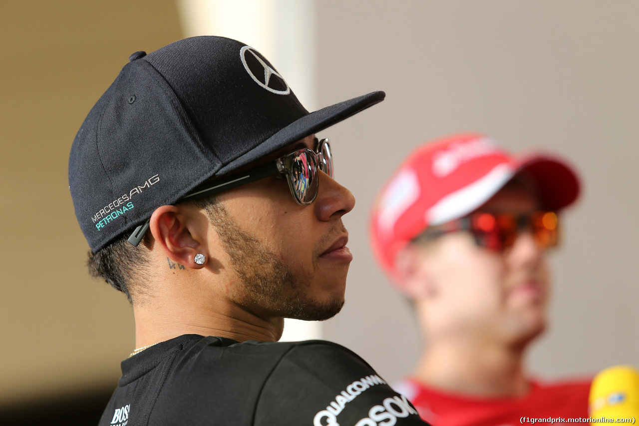 GP BAHRAIN, 16.04.2015 - Lewis Hamilton (GBR) Mercedes AMG F1 W06 e Sebastian Vettel (GER) Ferrari SF15-T