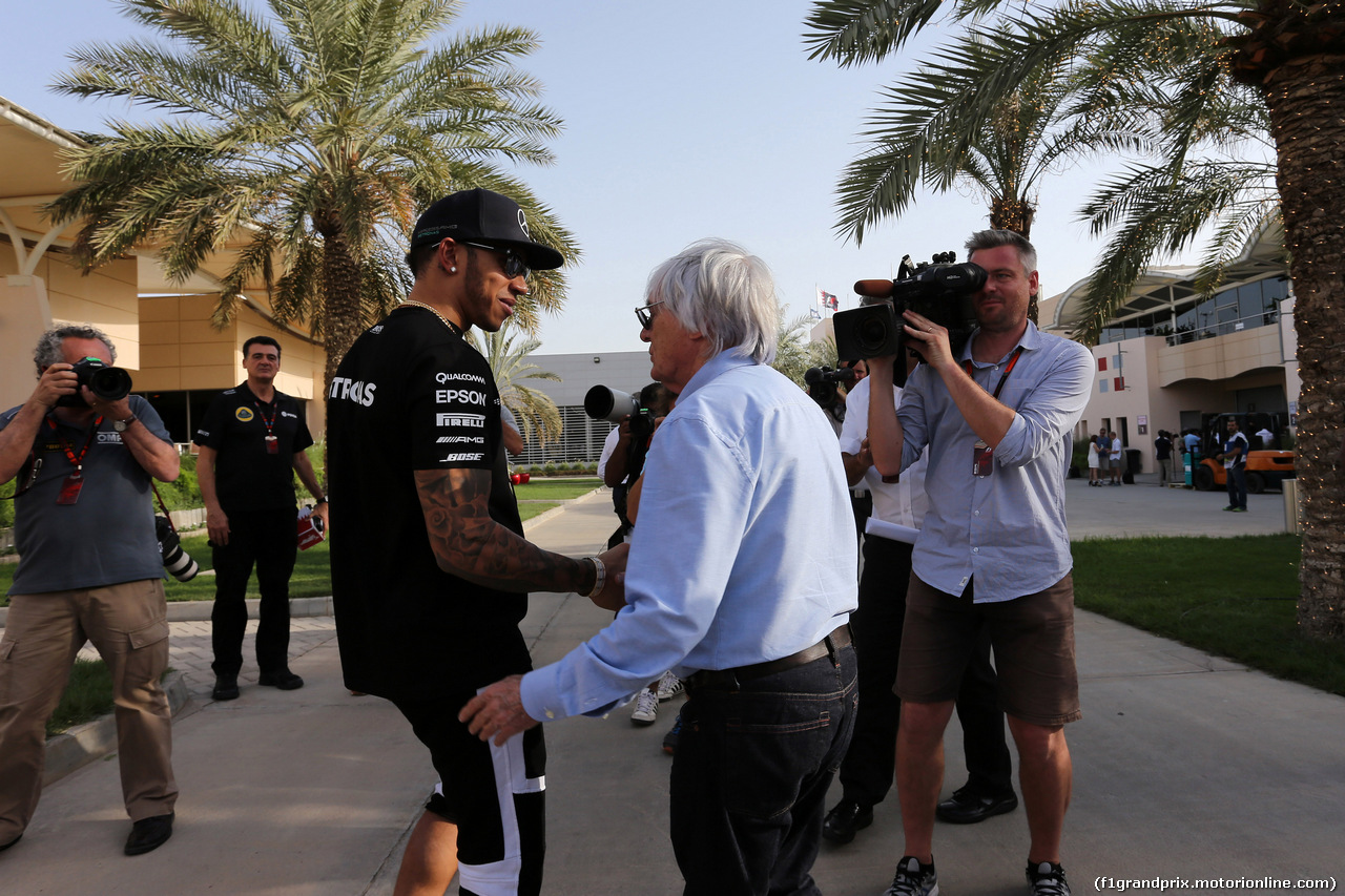GP BAHRAIN, 16.04.2015 - Lewis Hamilton (GBR) Mercedes AMG F1 W06 e Bernie Ecclestone (GBR), President e CEO of FOM