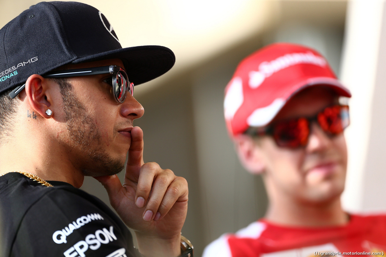 GP BAHRAIN, 16.04.2015 - Lewis Hamilton (GBR) Mercedes AMG F1 W06 e Sebastian Vettel (GER) Ferrari SF15-T