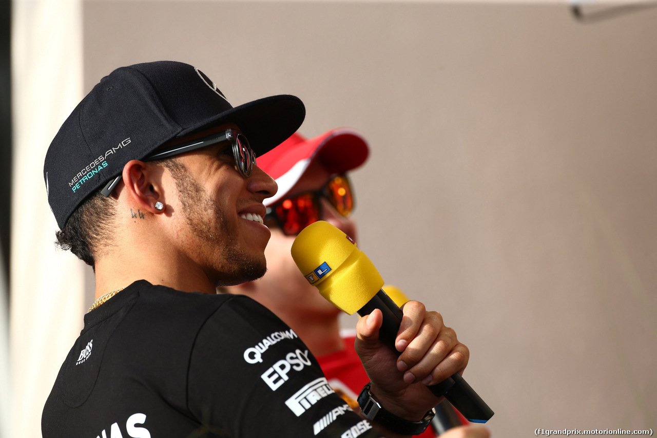 GP BAHRAIN, 16.04.2015 - Lewis Hamilton (GBR) Mercedes AMG F1 W06 e Sebastian Vettel (GER) Ferrari SF15-T