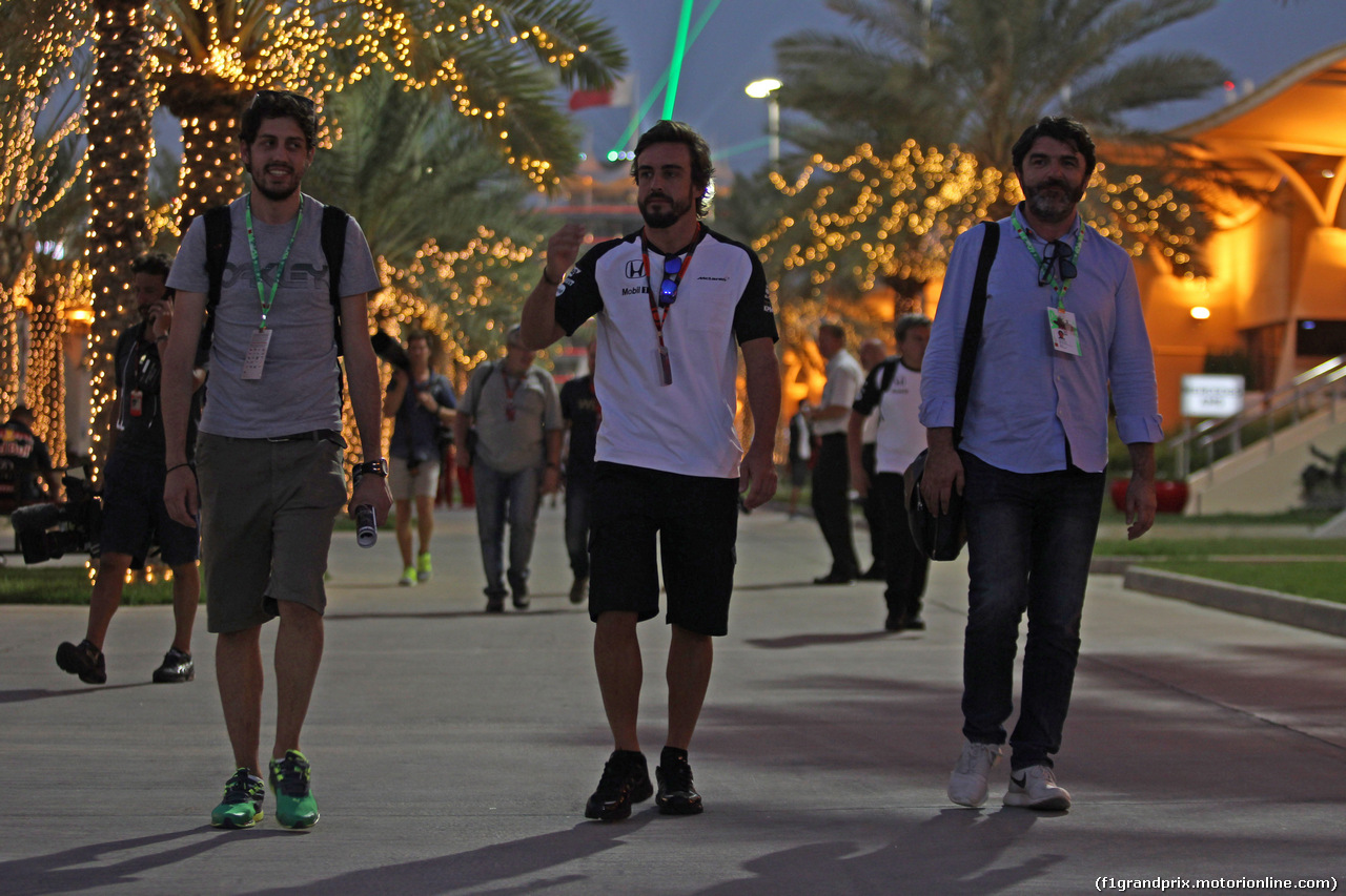 GP BAHRAIN, 16.04.2015 - Fernando Alonso (ESP) McLaren Honda MP4-30 e Luis Garcia Abad (ESP), manager of Fernando Alonso (ESP)