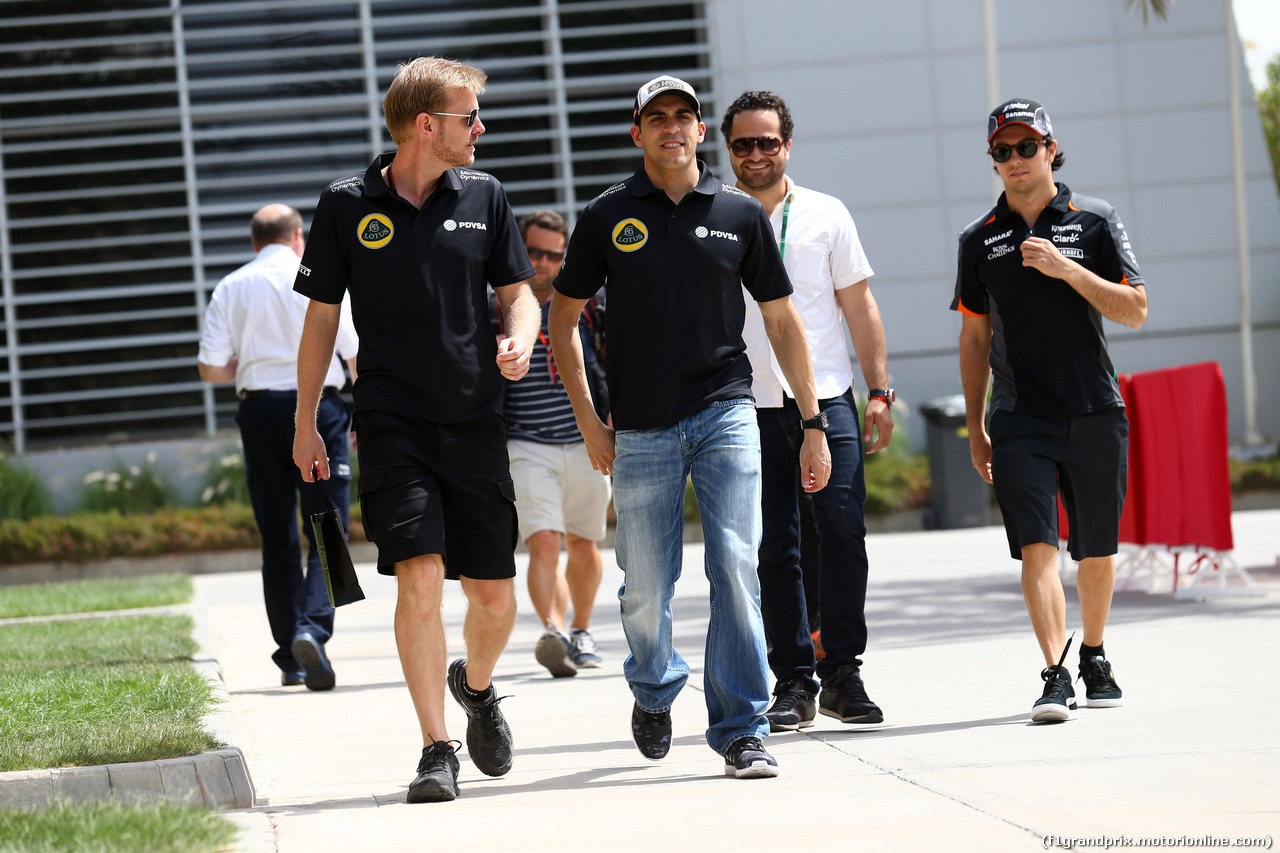 GP BAHRAIN, 18.04.2015 - Pastor Maldonado (VEN) Lotus F1 Team E23 e Sergio Perez (MEX) Sahara Force India F1 VJM08