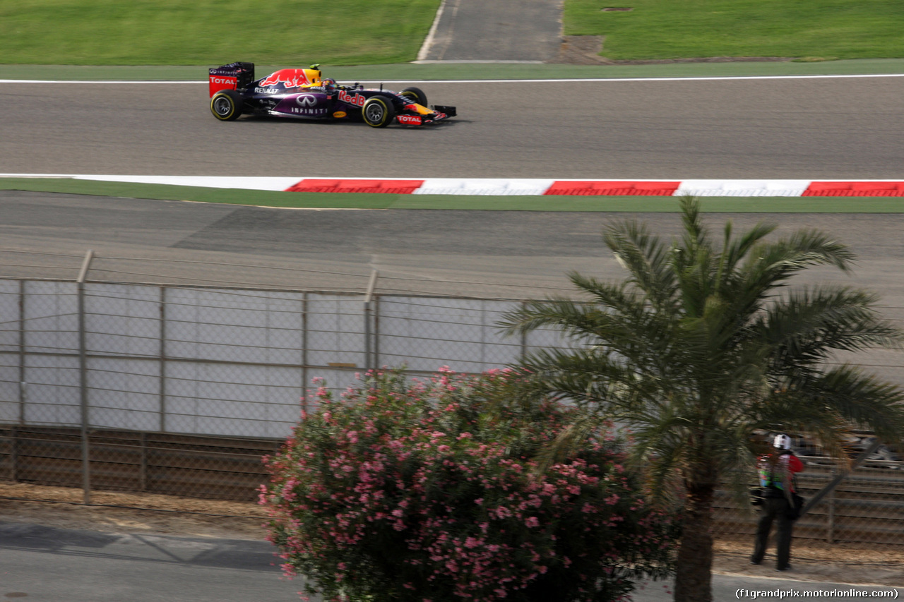 GP BAHRAIN, 18.04.2015 - Prove Libere 3, Daniil Kvyat (RUS) Red Bull Racing RB11