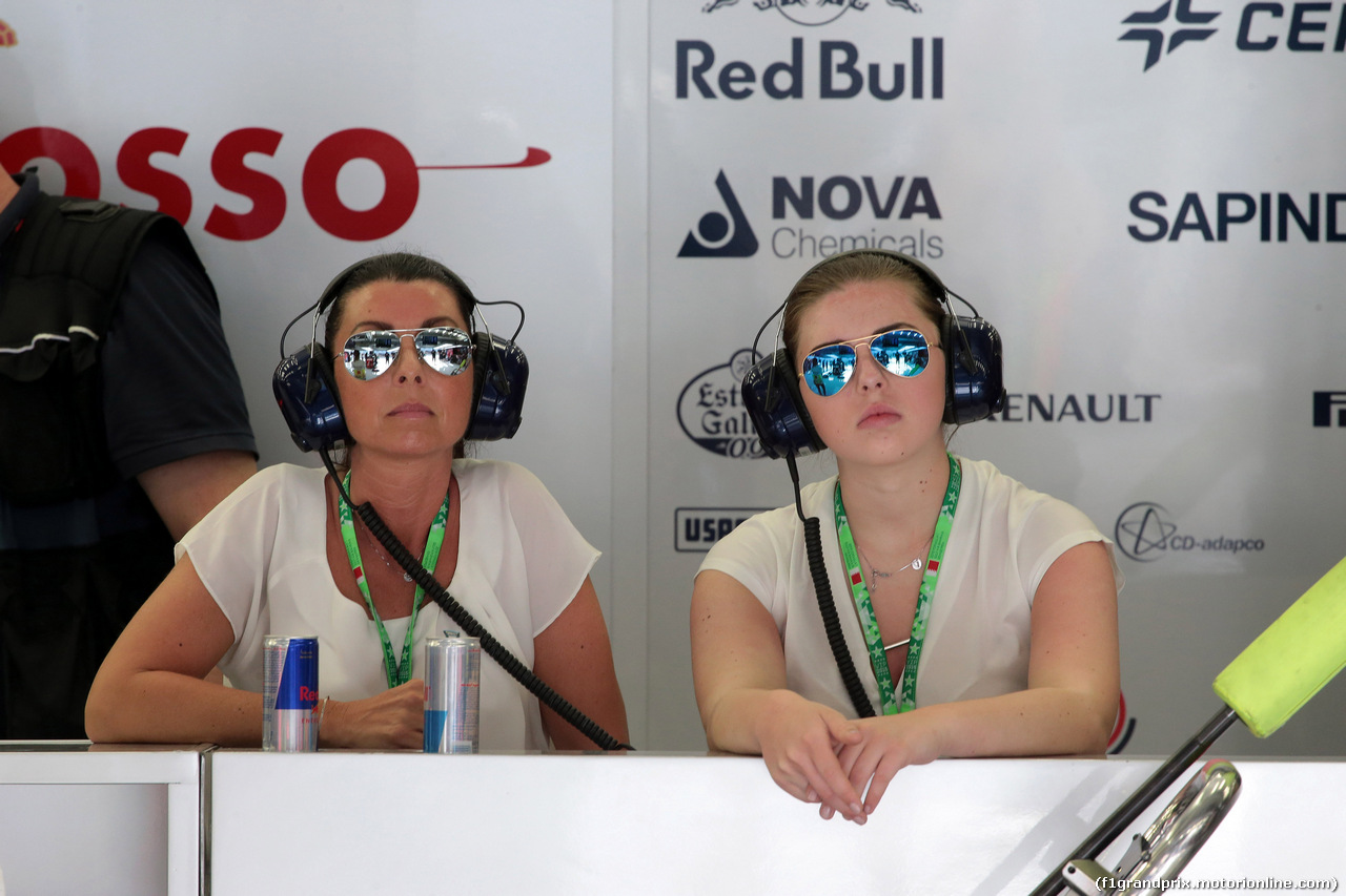 GP BAHRAIN, 18.04.2015 - Prove Libere 3, The mother of Max Verstappen (NED) Scuderia Toro Rosso STR10