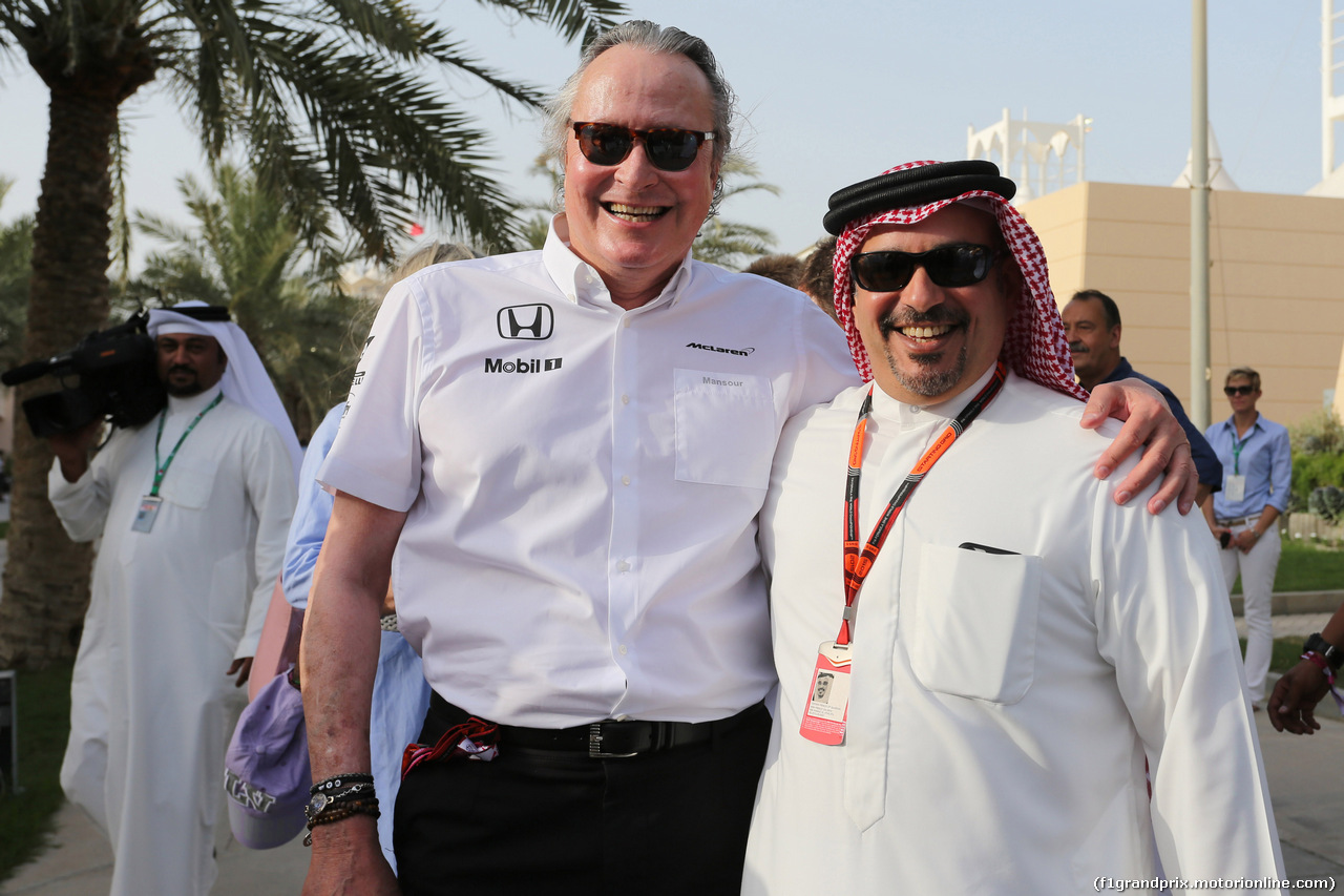 GP BAHRAIN, 18.04.2015 - (L to R): Mansour Ojjeh, McLaren shareholder with Crown Prince Shaikh Salman bin Isa Hamad Al Khalifa (BRN)