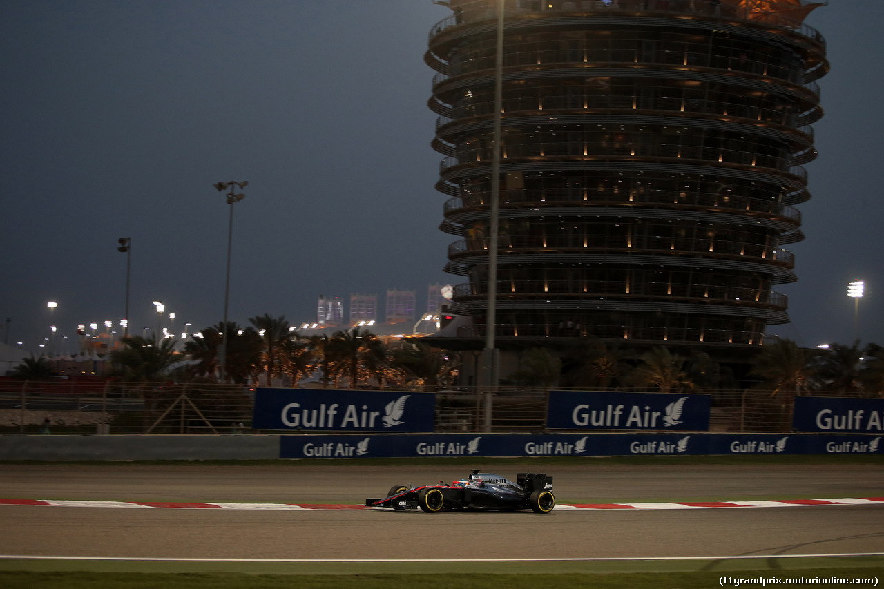 GP BAHRAIN, 18.04.2015 - Qualifiche, Fernando Alonso (ESP) McLaren Honda MP4-30