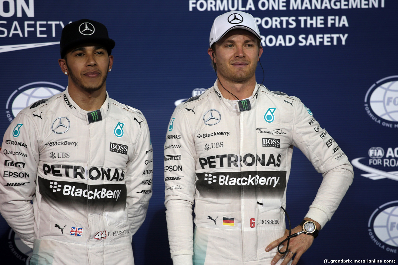 GP BAHRAIN, 18.04.2015 - Qualifiche, Lewis Hamilton (GBR) Mercedes AMG F1 W06 pole position e terzo Nico Rosberg (GER) Mercedes AMG F1 W06