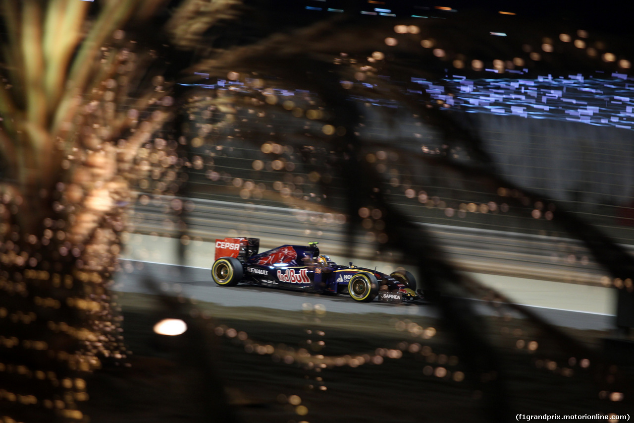 GP BAHRAIN, 18.04.2015 - Qualifiche, Carlos Sainz Jr (ESP) Scuderia Toro Rosso STR10