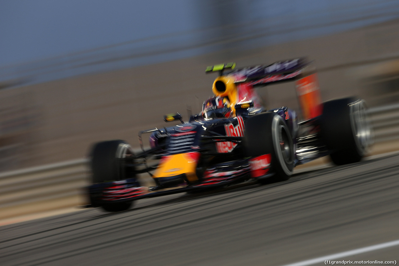 GP BAHRAIN, 18.04.2015 - Qualifiche, Daniil Kvyat (RUS) Red Bull Racing RB11