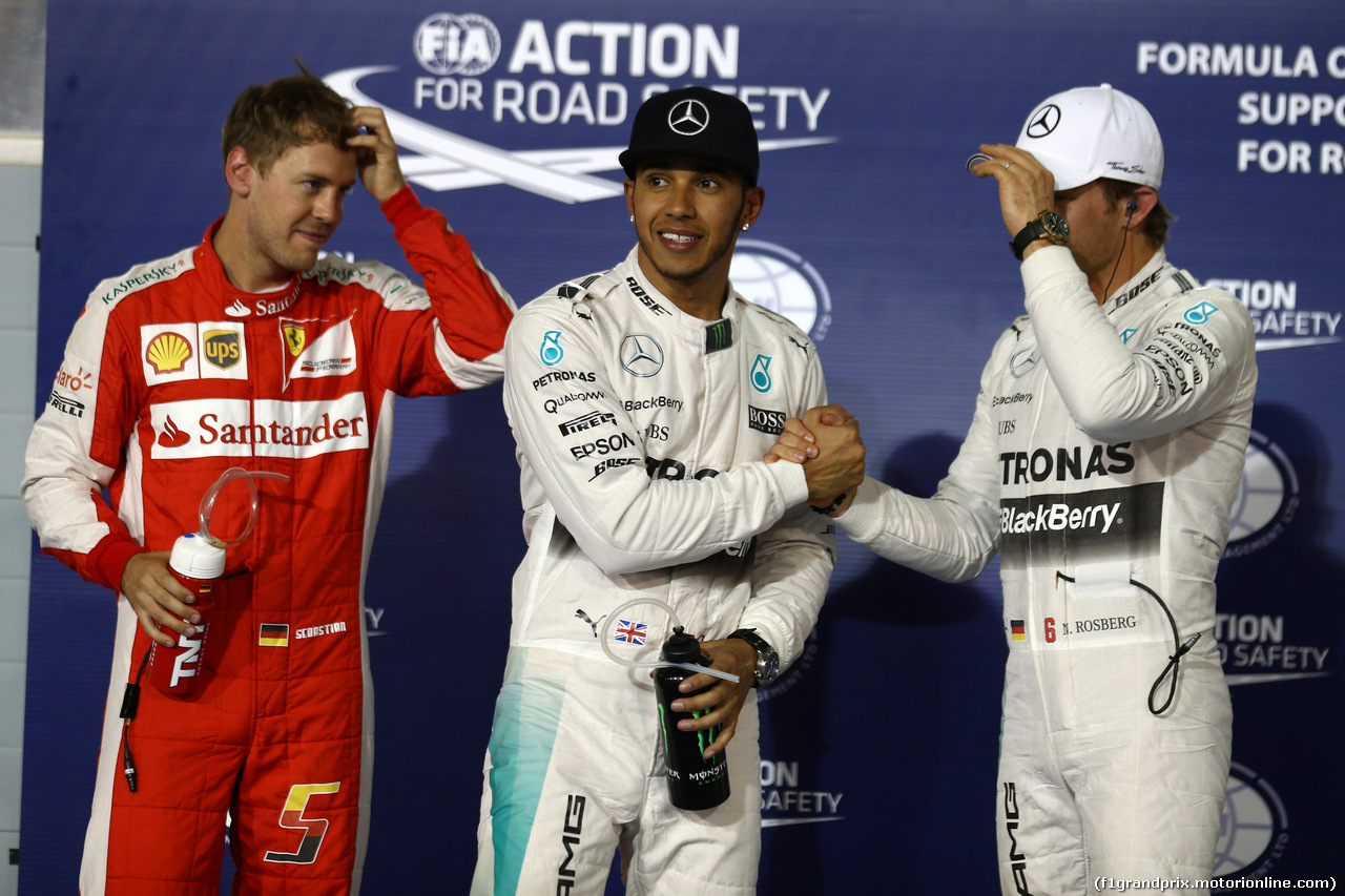 GP BAHRAIN, 18.04.2015 - Qualifiche, Lewis Hamilton (GBR) Mercedes AMG F1 W06 pole position, secondo Sebastian Vettel (GER) Ferrari SF15-T e terzo Nico Rosberg (GER) Mercedes AMG F1 W06