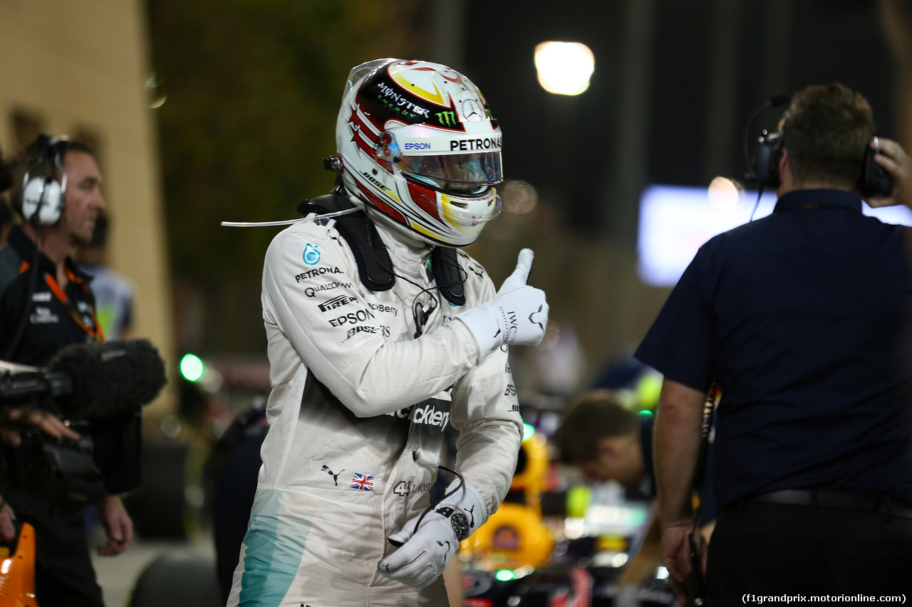 GP BAHRAIN, 18.04.2015 - Qualifiche, Lewis Hamilton (GBR) Mercedes AMG F1 W06 pole position